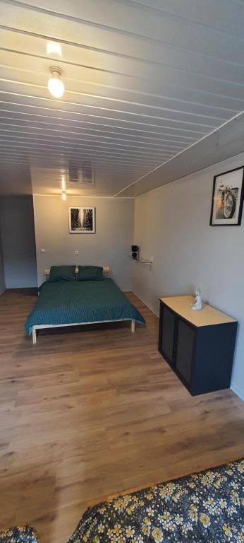 a bedroom with a bed and a table in a room at T2 tout confort pour 6 couchages in Hazebrouck