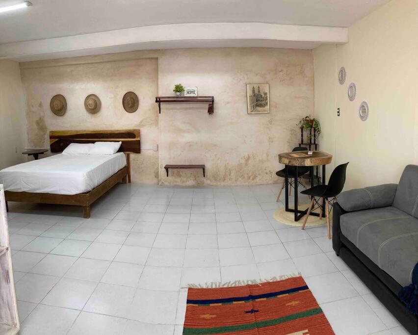 - une chambre avec un lit, un canapé et une table dans l'établissement Casa Vera, à Campeche