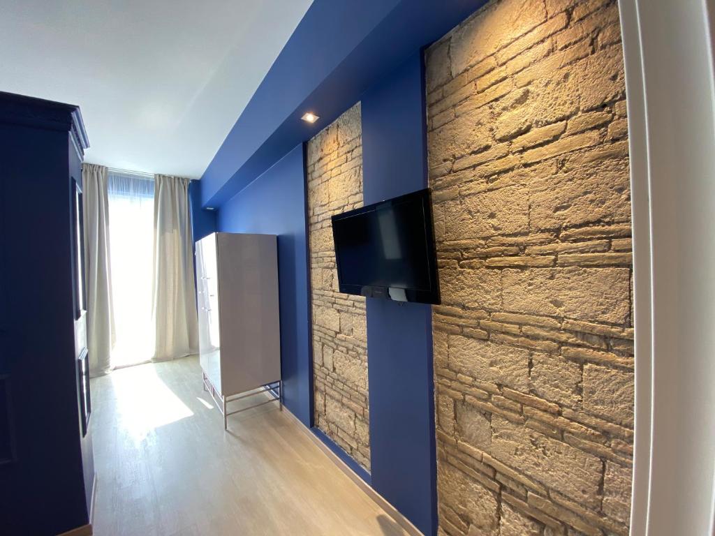 TV a/nebo společenská místnost v ubytování Residenze Romano Ristorante & Spa - albergo diffuso - RED