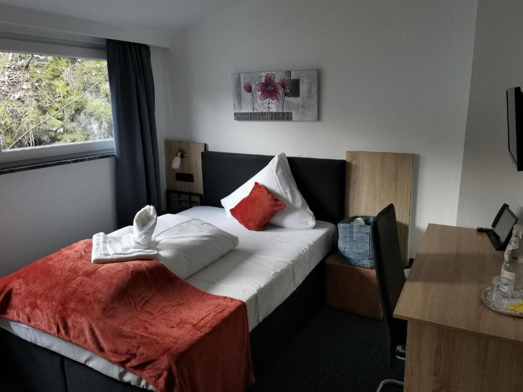 une chambre d'hôtel avec un lit et une fenêtre dans l'établissement Hotel Haus am See, à Simmerath