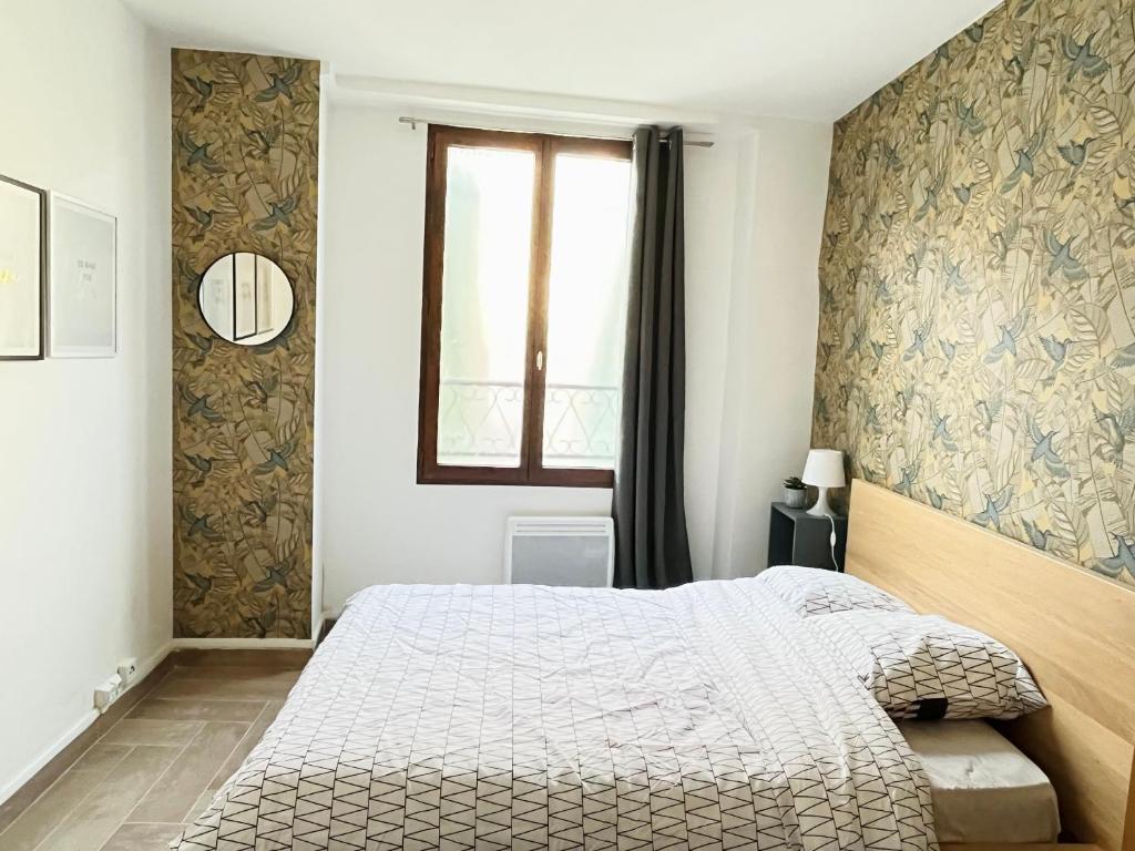 Ένα ή περισσότερα κρεβάτια σε δωμάτιο στο 702 Studio cosy à proximité de Paris 20ème