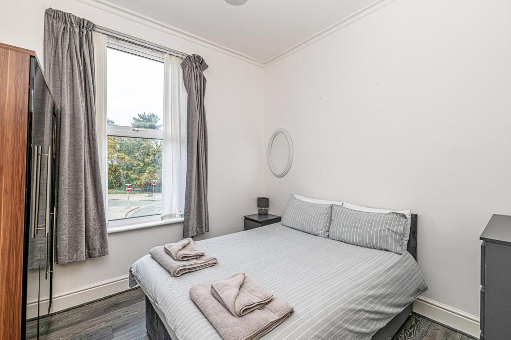 um quarto com uma cama com duas toalhas em One bedroom holiday apartment Colwyn Bay em Colwyn Bay