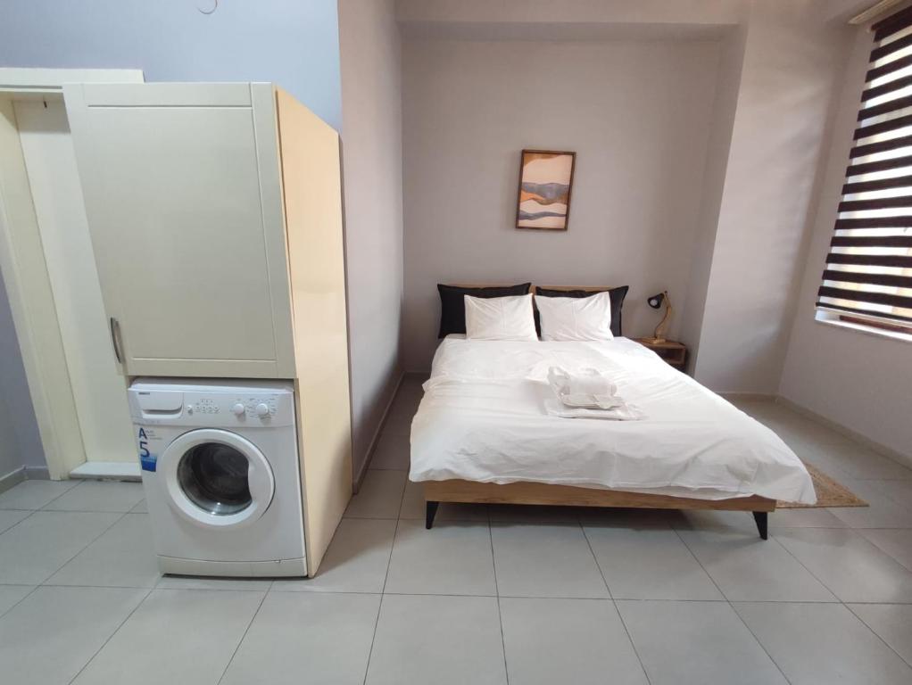 Säng eller sängar i ett rum på Cozy big room near Taksim R4- Home design