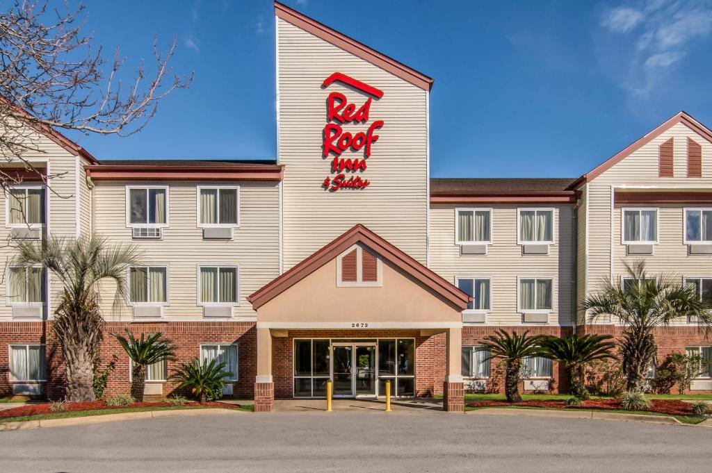 eine Einrichtung der Suiten des roten Gasthofs in der Unterkunft Red Roof Inn & Suites Pensacola East - Milton in Milton