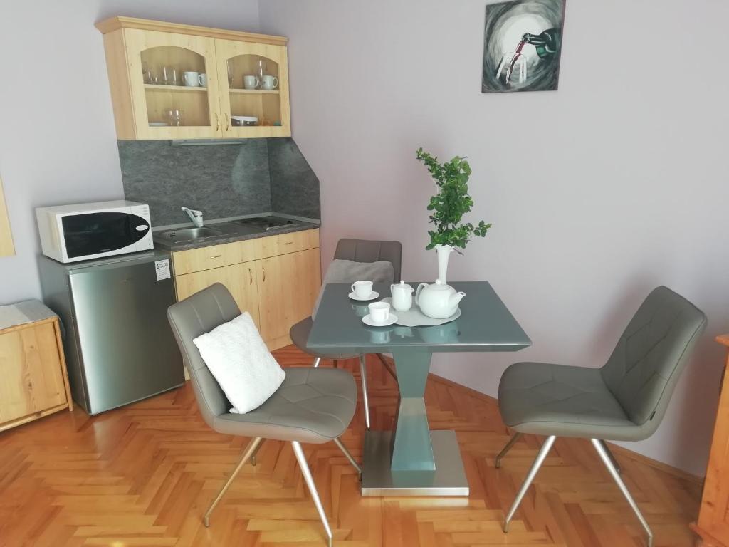 Kuchyň nebo kuchyňský kout v ubytování Szilvia apartman