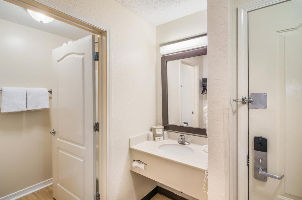 Red Roof Inn & Suites Pensacola East - Milton photo