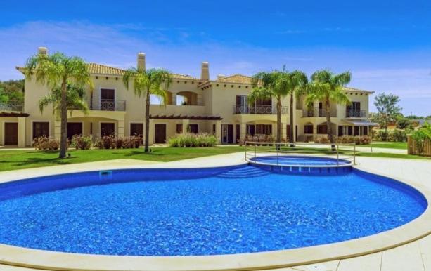 阿爾布費拉的住宿－Villa Cascata, 3 bedroom, Pool, close to Olhos de Agua，大型房子前面的大型游泳池