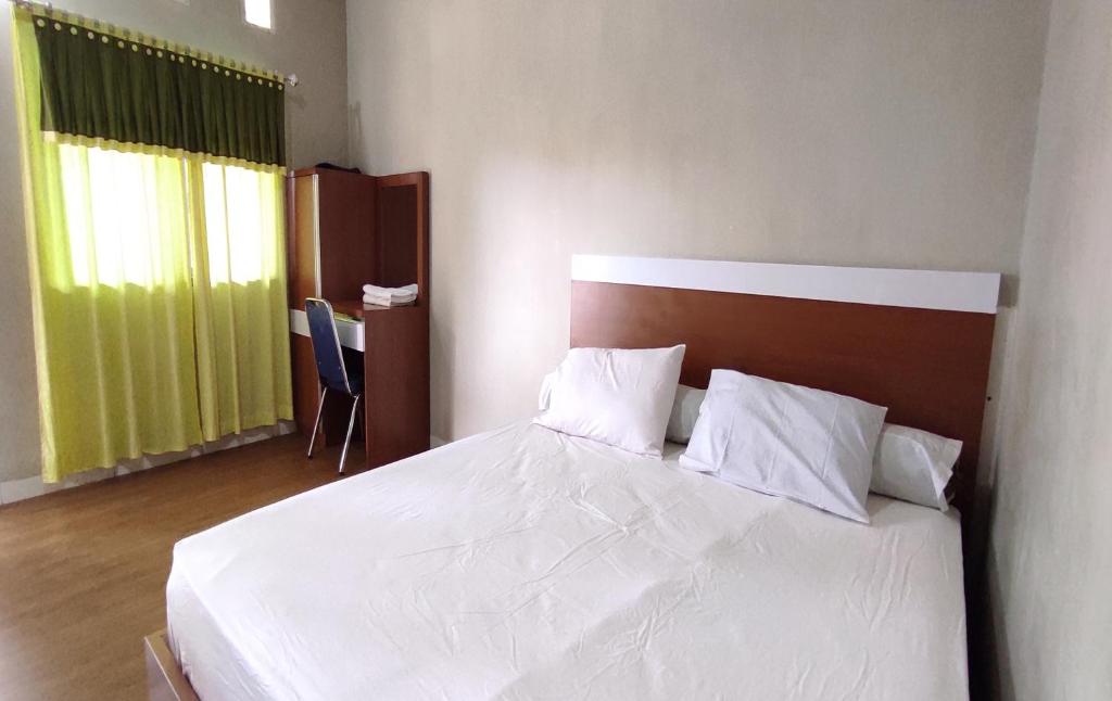 Krevet ili kreveti u jedinici u okviru objekta Collection O 91046 Hotel Remaja Indah Masamba