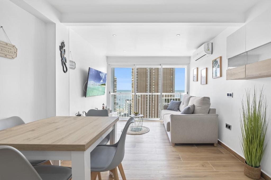 een eetkamer en een woonkamer met een tafel en stoelen bij Albatros Deluxe 15-6 Apartment Levante Beach in Benidorm