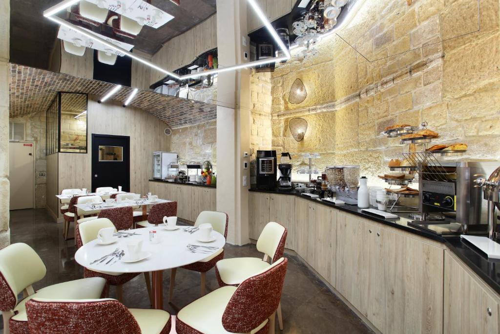 Restauracja lub miejsce do jedzenia w obiekcie Grand Hotel Saint Michel