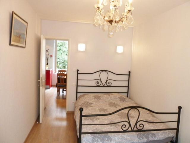 オンフルールにあるArmonui Honfleur centre historiqueのベッドルーム1室(ベッド1台、シャンデリア付)