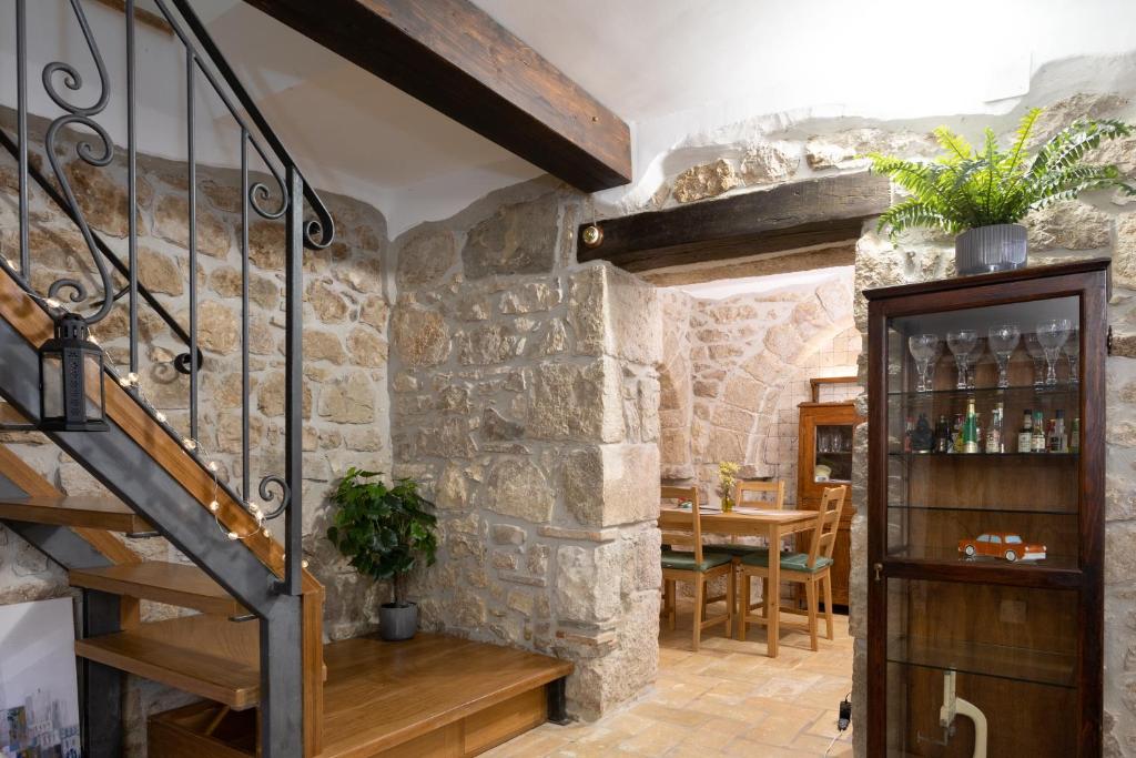 een trap in een kamer met een stenen muur bij Porta della Valle Casa Vacanze in Castro dei Volsci