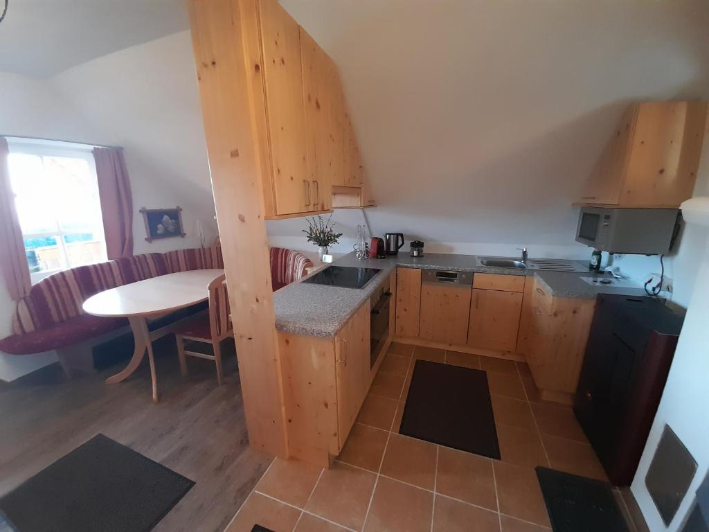 Kuchyň nebo kuchyňský kout v ubytování Ferienwohnung Zetzhirsch