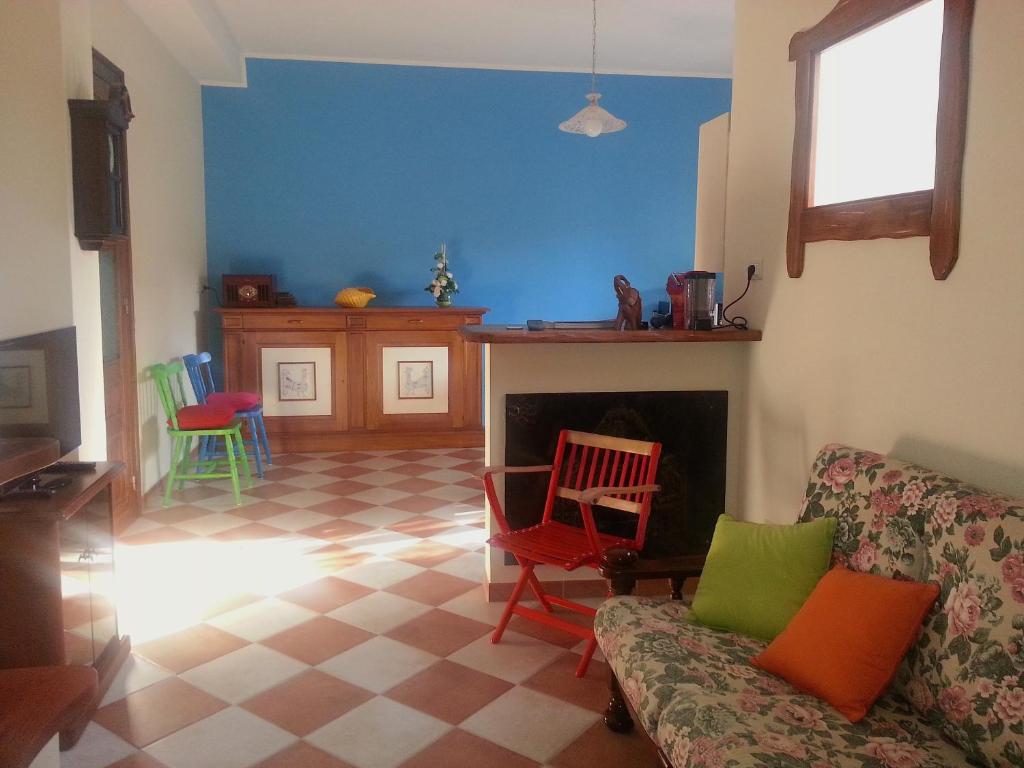sala de estar con sofá y chimenea en Casa Ondina con giardino e Wi-Fi Ussana, en Ussana