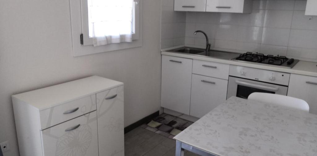 Kuchyň nebo kuchyňský kout v ubytování CAMPING TRE ARCHI