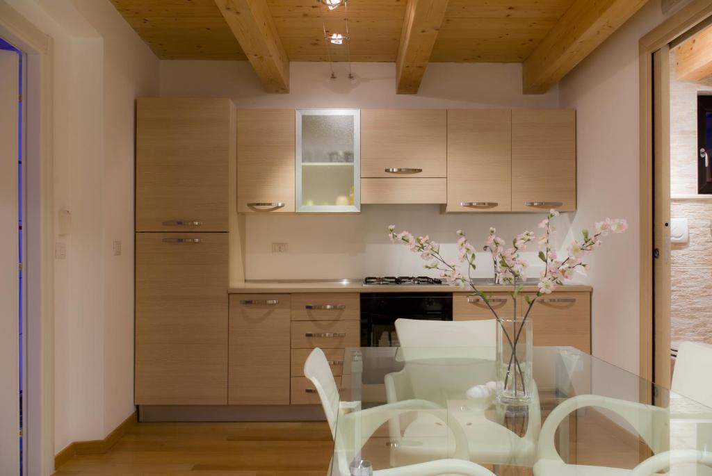 Kuchyň nebo kuchyňský kout v ubytování Residenze Romano Ristorante & SPA albergo diffuso - WHITE