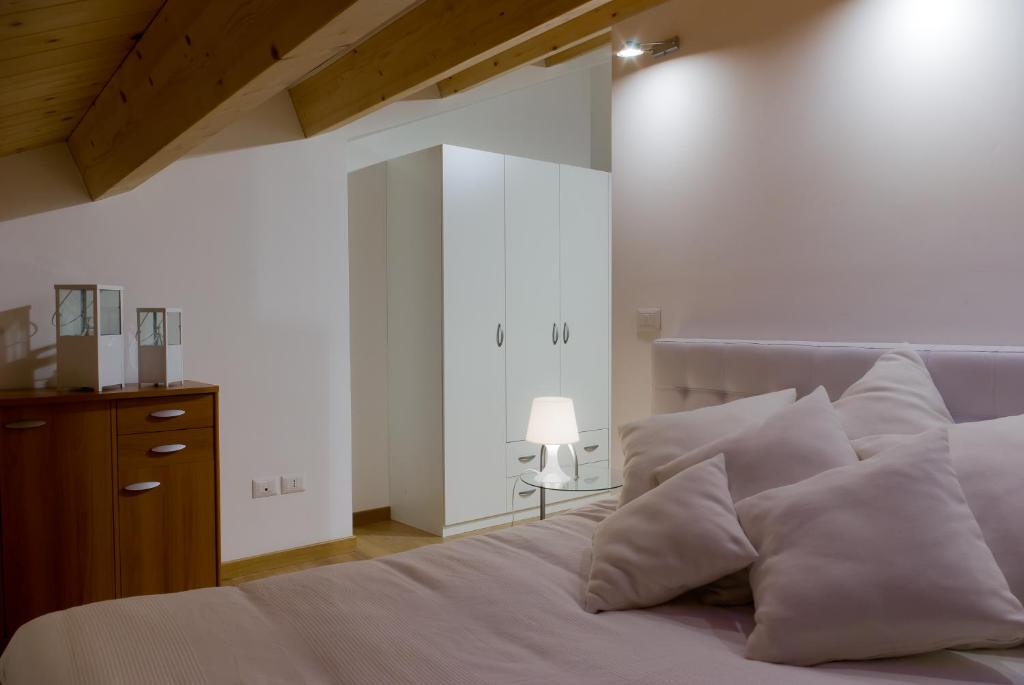 Postel nebo postele na pokoji v ubytování Residenze Romano Ristorante & SPA albergo diffuso - WHITE