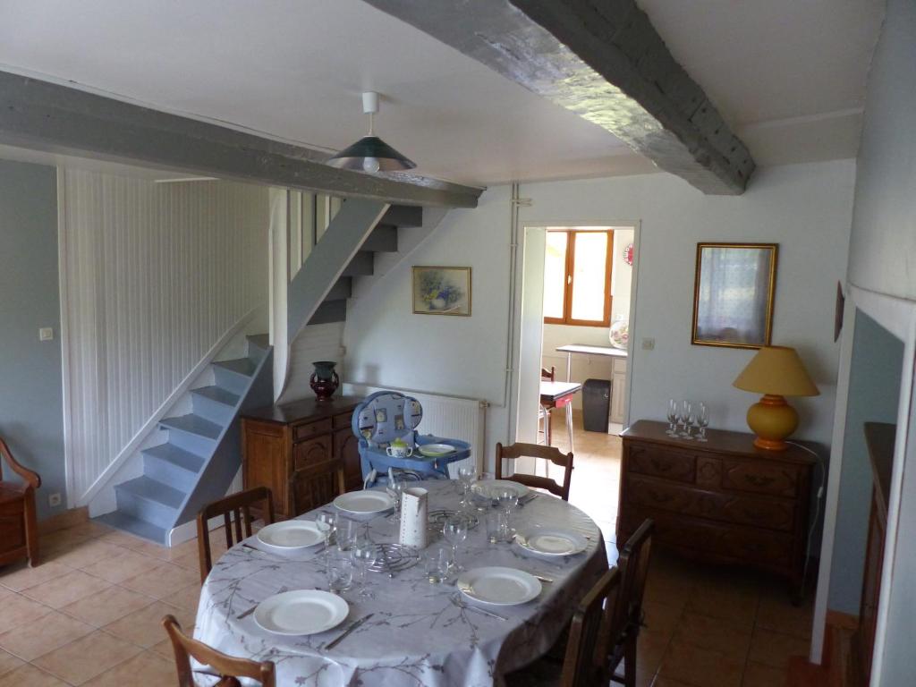 Blangy-sur-Bresle的住宿－La Calypso Maison 6 Personnes，一间带桌子和楼梯的用餐室