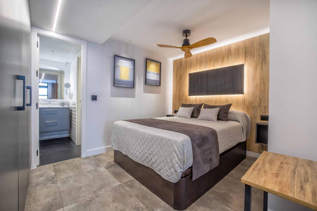 a bedroom with a bed and a ceiling fan at NEW Loft Cabel & Parking in Córdoba