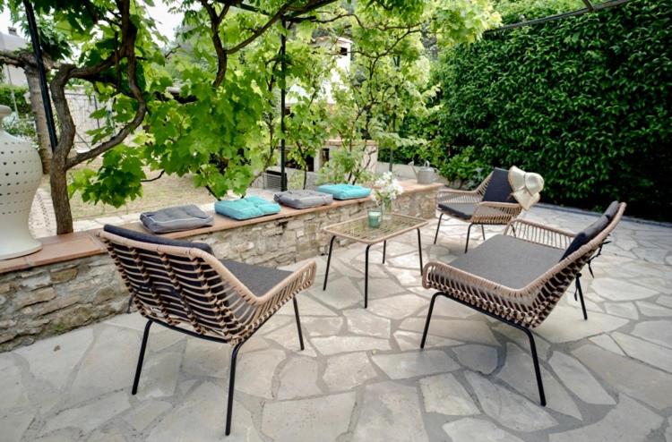 un patio avec des chaises, une table et un banc dans l'établissement Villa Eusebio, à Lorgues