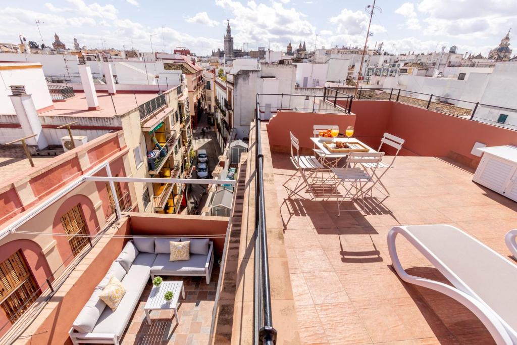 塞维利亚Alfalfa City Center Sky View by Valcambre的船上的阳台配有桌椅