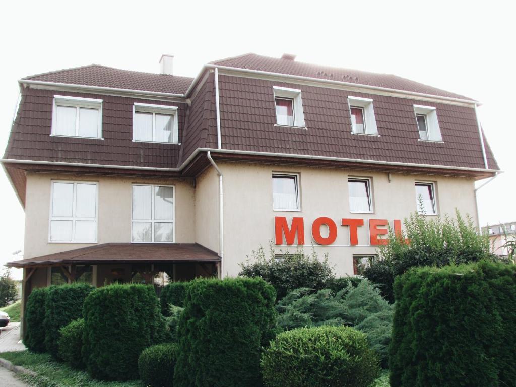 a hotel with a sign that reads motel at Panama Motel in Székesfehérvár