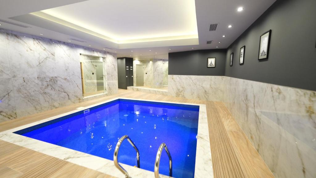 Bazén v ubytování Hotel Elion nebo v jeho okolí