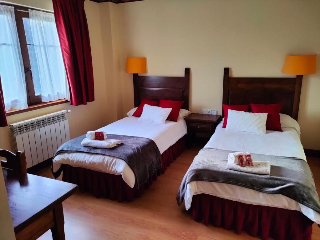 Postel nebo postele na pokoji v ubytování Hotel Cumbres de Valdeón