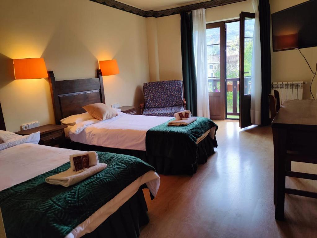 Postel nebo postele na pokoji v ubytování Hotel Cumbres de Valdeón