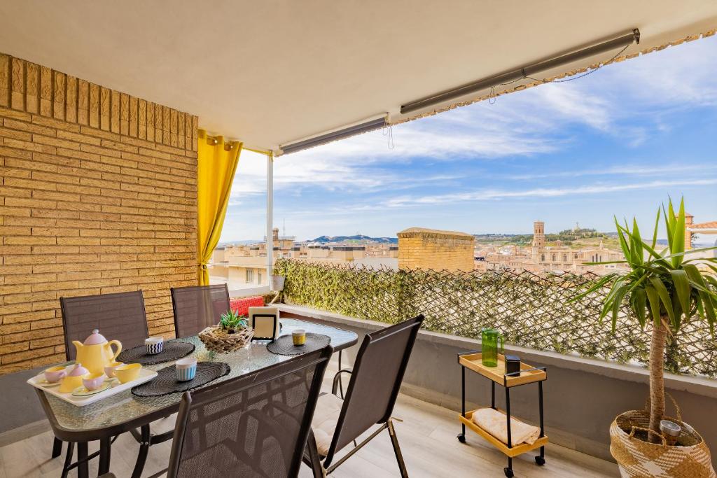 patio ze stołem i krzesłami na balkonie w obiekcie Atico la casa de Tudela w mieście Tudela