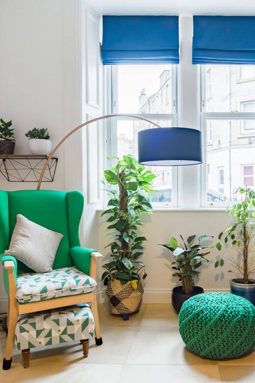 The Plywood Flat, Modern Style In A Traditional Tenement - Apartment - Ground Floor