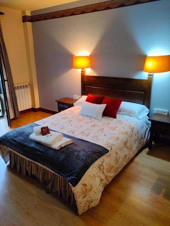 Postel nebo postele na pokoji v ubytování Hotel Cumbres de Valdeón