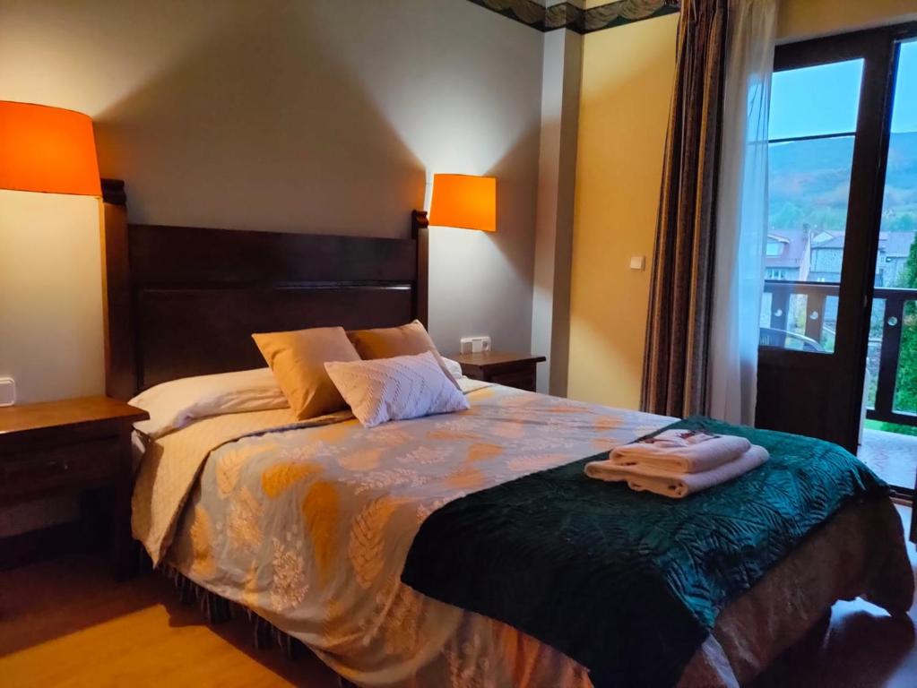 Postel nebo postele na pokoji v ubytování Hotel Cumbres de Valdeón