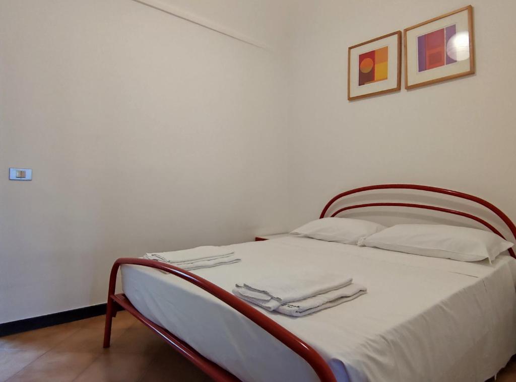 ein Bett mit weißer Bettwäsche und weißen Kissen in der Unterkunft Sensazioni liguri - By Ligooria in Pietra Ligure