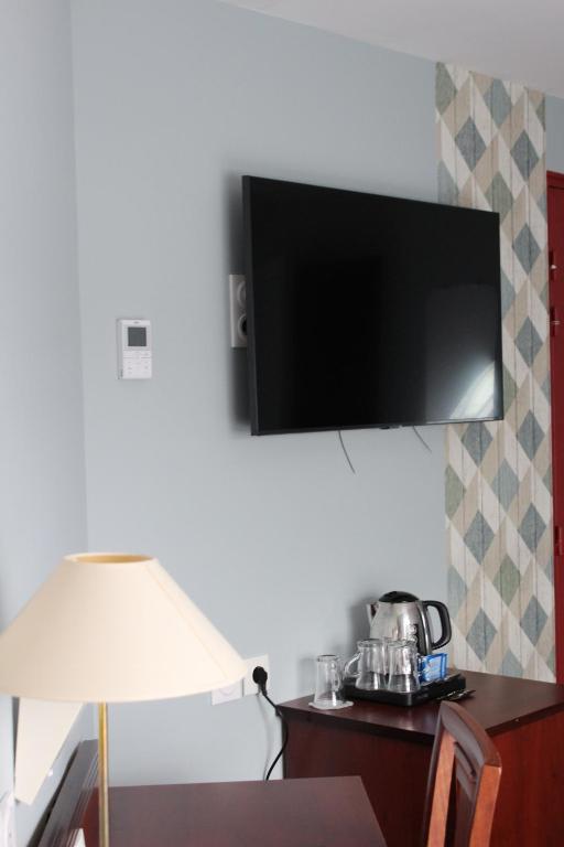TV a/nebo společenská místnost v ubytování Hôtel Crocus Caen Mémorial