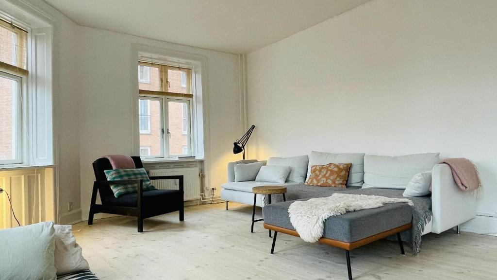 - un salon avec un canapé et une chaise dans l'établissement ApartmentInCopenhagen Apartment 1484, à Copenhague