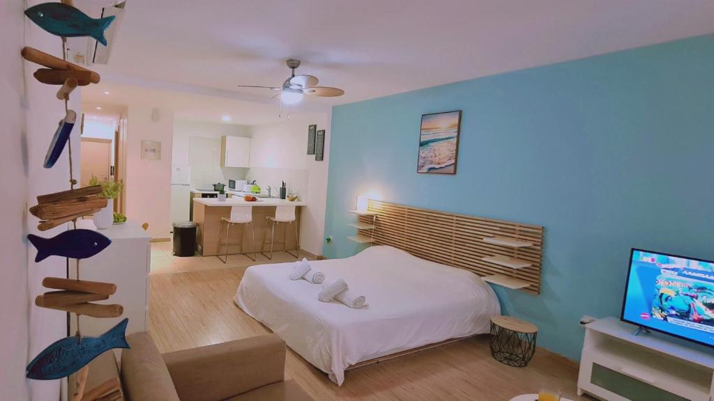 1 dormitorio con 1 cama y TV. en STAY Eden Beach Studio en Limassol