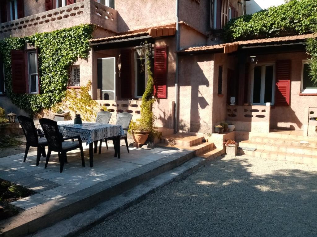 a table and chairs in front of a house at les chênes verts in Nice