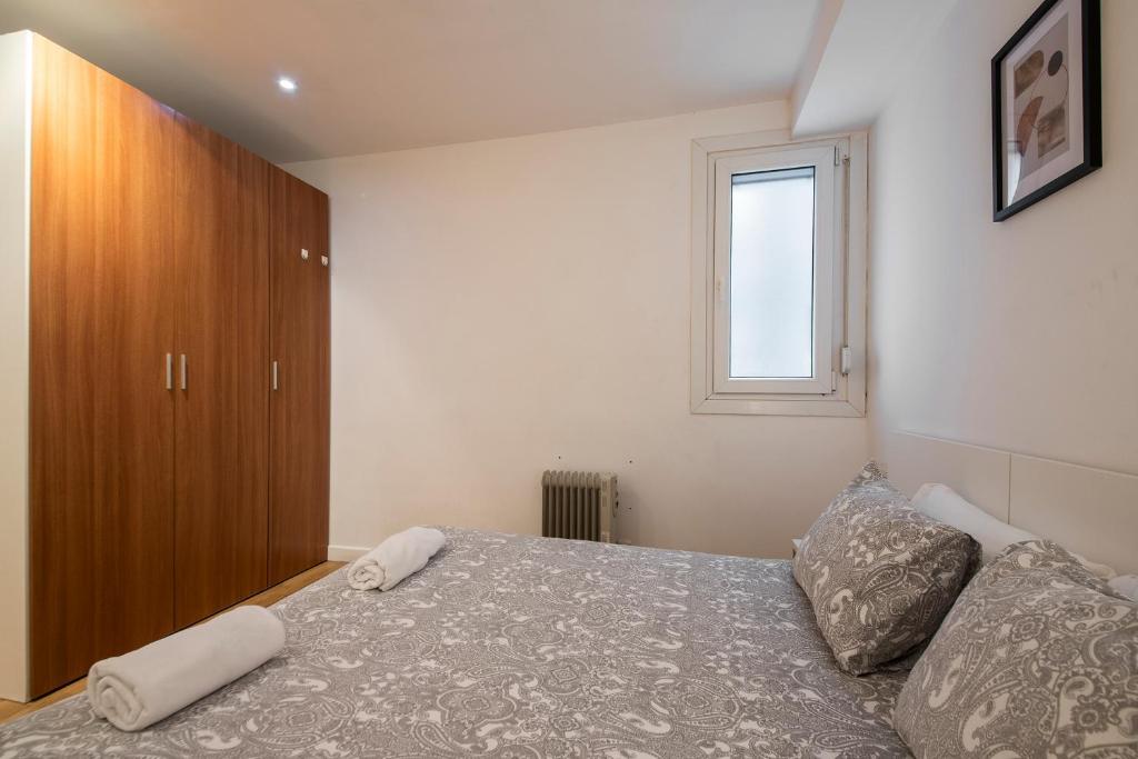 Postel nebo postele na pokoji v ubytování Spacious Central Old Town Apartment
