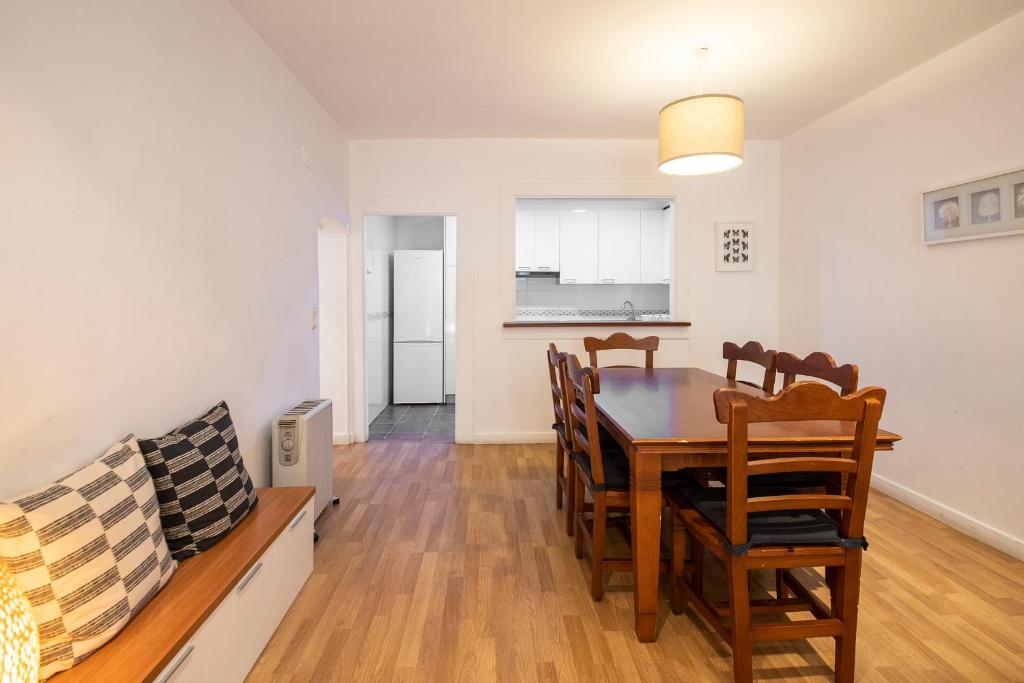 Kuchyň nebo kuchyňský kout v ubytování Spacious Central Old Town Apartment