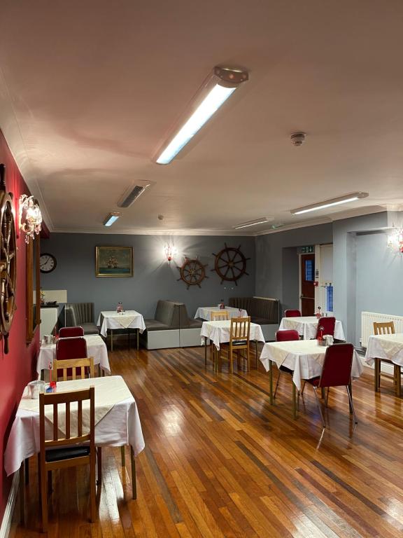 Reštaurácia alebo iné gastronomické zariadenie v ubytovaní Palm Court B&B