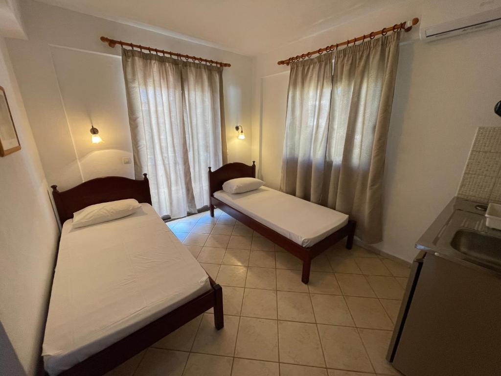 Posteľ alebo postele v izbe v ubytovaní Galazia Akti Seaside Apartments