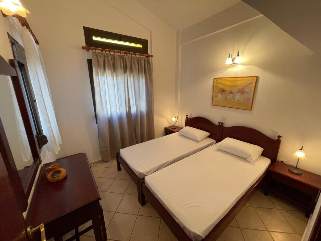 Posteľ alebo postele v izbe v ubytovaní Galazia Akti Seaside Apartments