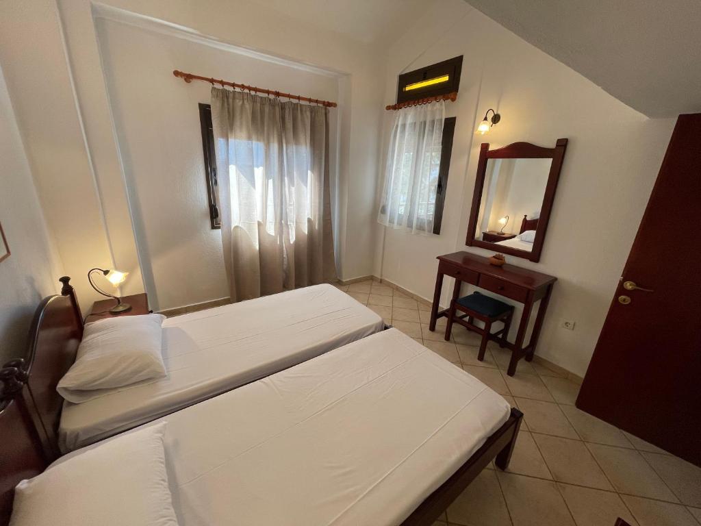 Posteľ alebo postele v izbe v ubytovaní Galazia Akti Seaside Apartments
