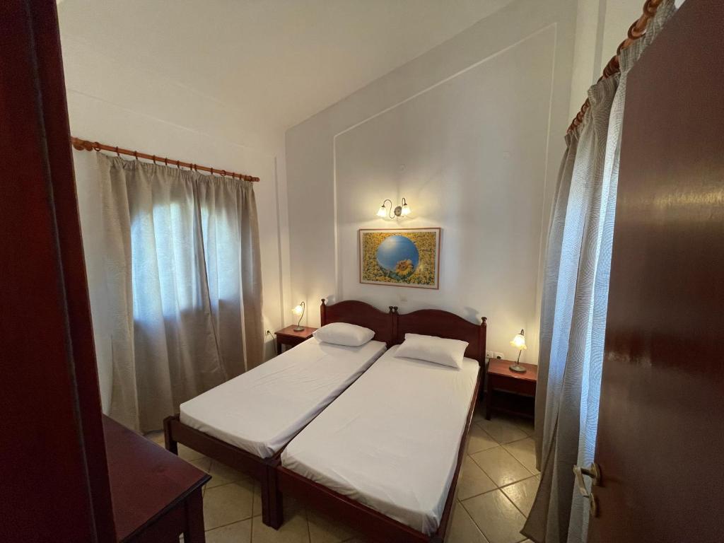 Posteľ alebo postele v izbe v ubytovaní Galazia Akti Seaside Apartments