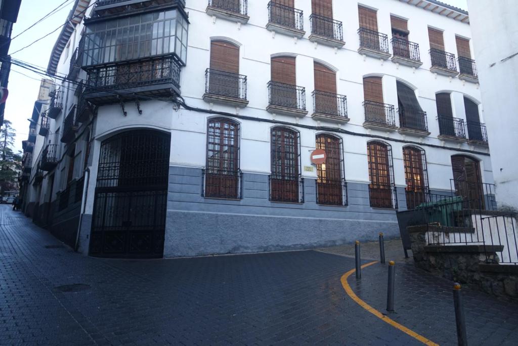 Ein weißes Gebäude mit vielen Fenstern drauf. in der Unterkunft Vivienda Turistica Santa Maria de la Sierra in Cazorla