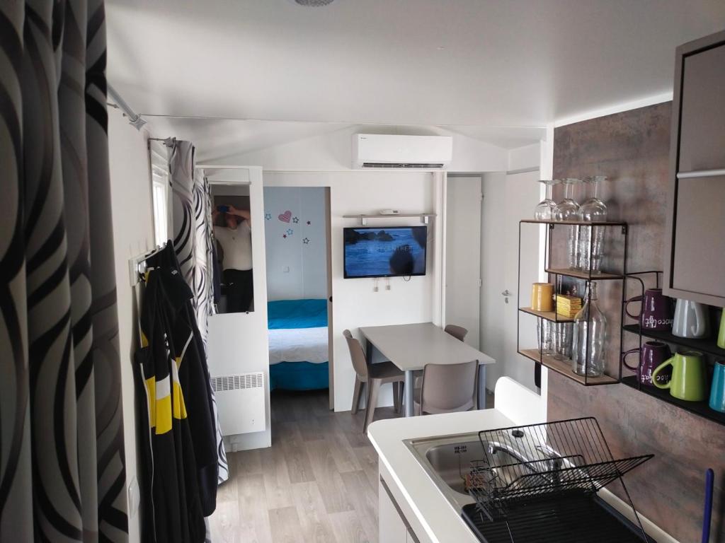 Küche/Küchenzeile in der Unterkunft charmant mobil home 2 chambres Valras plage