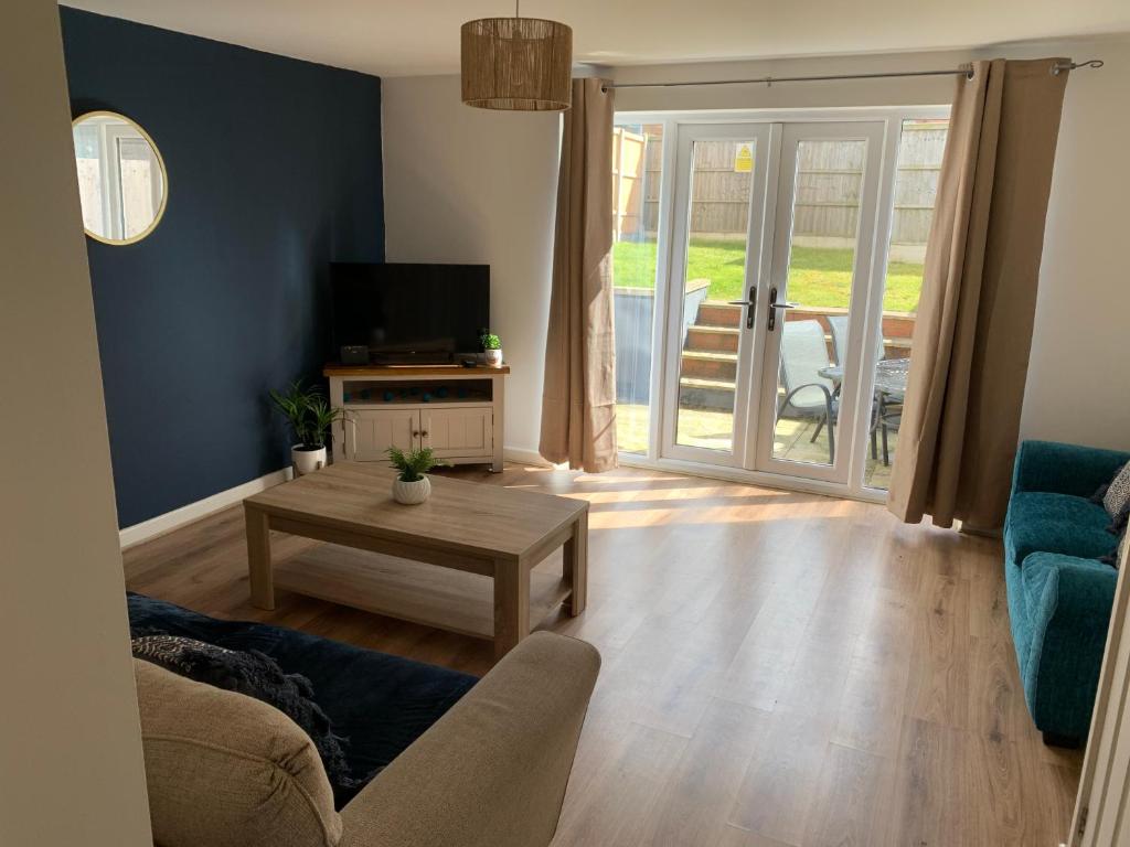 Photo de la galerie de l'établissement Kirkby House, 3 bedroom, sleeps up to 7 with sofa bed, holiday, corporate, contractor stays, à Kirkby in Ashfield
