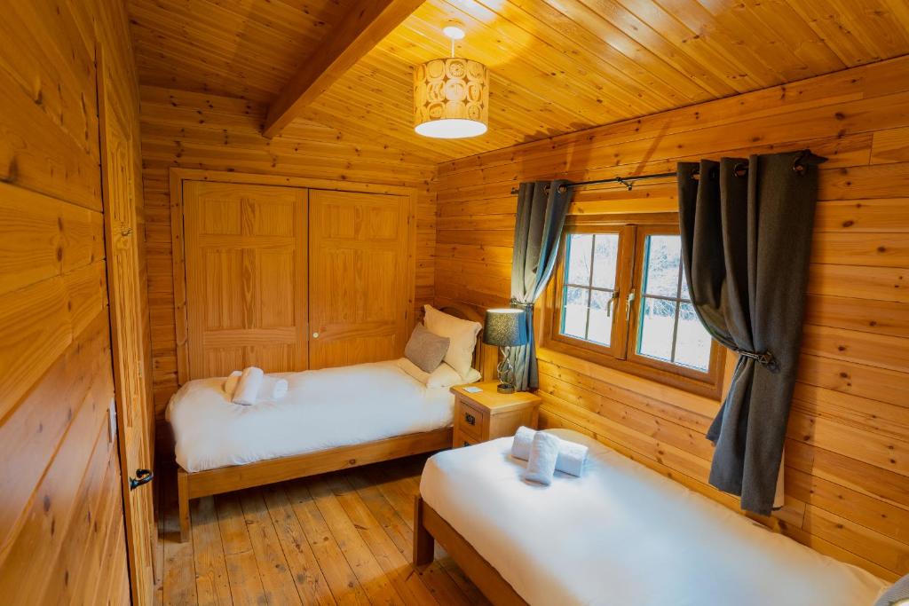 Postel nebo postele na pokoji v ubytování Wall Eden Farm - Luxury Log Cabins and Glamping