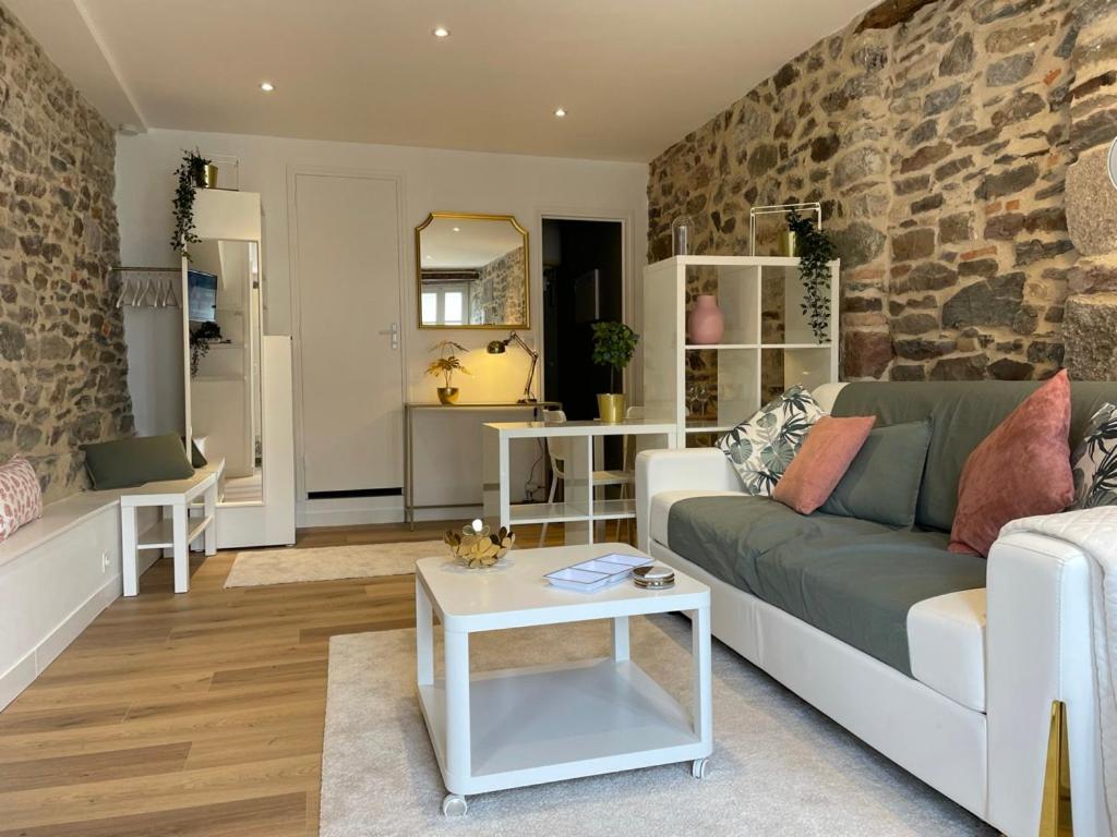 STUDIO HYPERCENTRE à 1 MN PLAGE ET DES PORTS - One-Bedroom Apartment